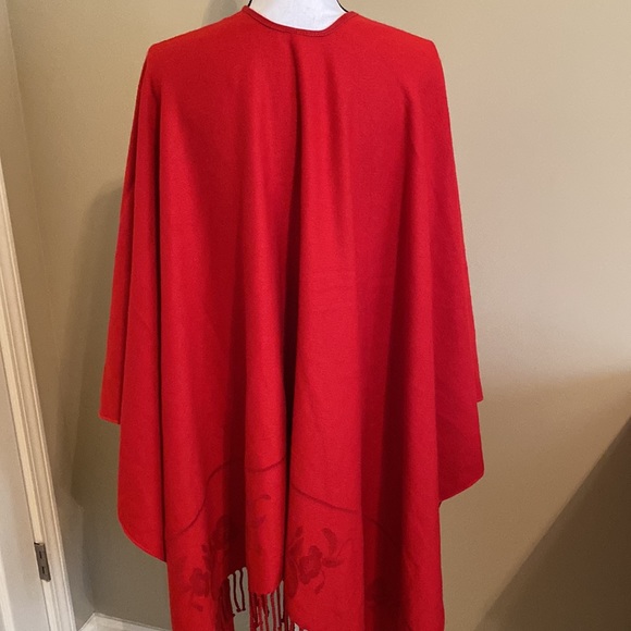 Red Rose Shawl - Picture 4 of 6